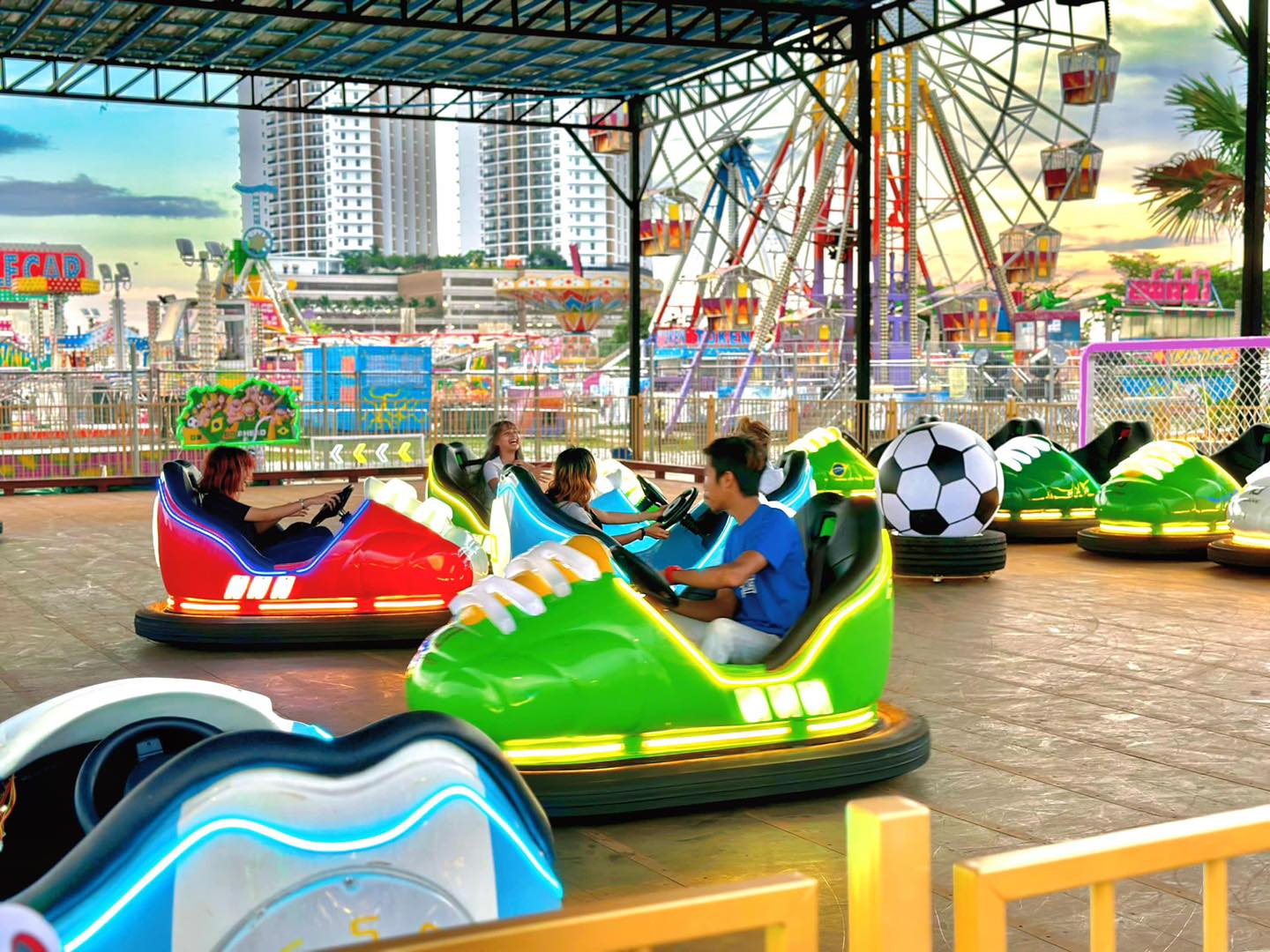 Outdoor theme park rides